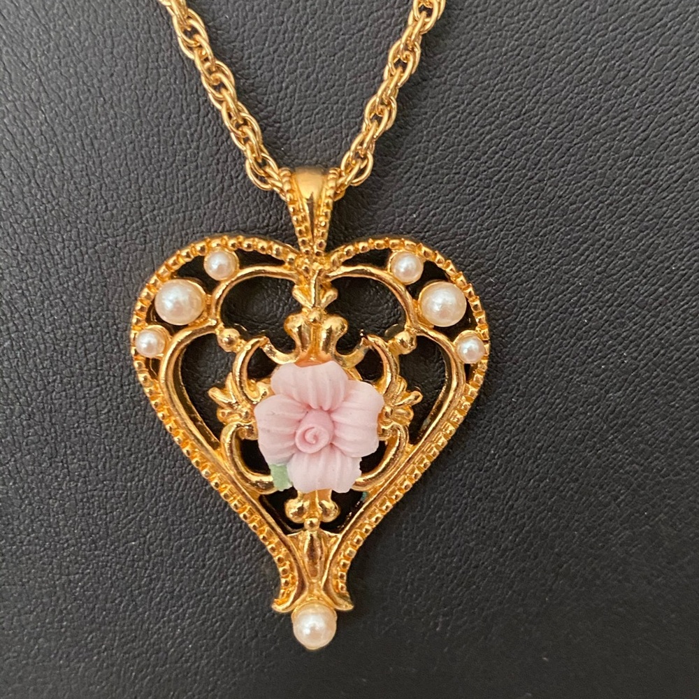 Vintage signed Avon gold tone 24” heart necklace